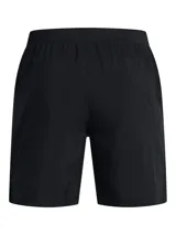Short deportivo Under Armour modelo Launch de 7 pulgadas, color negro. Confeccionado en tejido ligero y duradero con paneles de malla para ventilación, cuenta con forro interior, cintura elástica con cordón y bolsillos laterales.