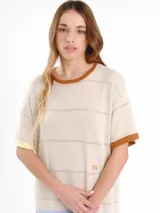 Vestido midi de punto de manga corta con detalles calados y diseño de rayas horizontales tricolor en la parte inferior. Presenta cuello redondo y logo bordado en el pecho.
