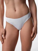 Bombacha tipo colaless de microfibra, con cintura elástica y terminaciones de corte láser sin costuras en las piernas. Cuenta con fundillo de algodón.