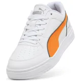Championes Puma Caven III edición especial McLaren, color blanco con detalles en naranja papaya. Presentan el logo de McLaren Racing en el lateral y la franja característica de Puma en contraste.