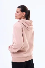 Buzo tipo canguro de felpa color marrón, con capucha ajustable mediante cordones y bolsillo frontal tipo canguro.