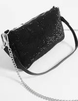 Cartera de fiesta rectangular color negro, cubierta de brillos. Cuenta con cierre superior y doble correa removible: una de cuero sintético y otra de cadena metálica.