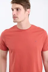 Remera de algodón con cuello redondo y manga corta, de diseño liso con pequeño detalle de etiqueta bordada en el pecho.