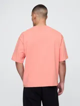 Remera color beige de corte holgado y mangas cortas.