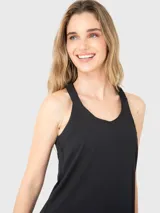 Musculosa deportiva de corte regular, con cuello redondo y espalda estilo nadadora. Confeccionada en tejido liviano y fresco, ideal para actividades físicas.