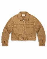 Chaqueta de twill color tostado con cierre frontal, cuello camisero y bolsillos frontales con solapa. Presenta costuras reforzadas visibles y un diseño de estilo utilitario.