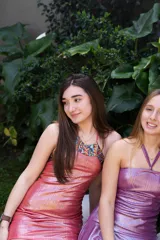 Vestido corto azul con escote halter y espalda descubierta. Presenta detalles de encaje negro en el escote y los laterales.