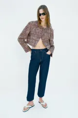 Chaqueta corta de tweed de Zara Woman Collection, en tonos bordó y multicolor, con cuello redondo, manga larga con botones en los puños y cierre frontal cruzado.