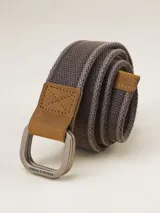 Cinturón gris con textura tejida, hebilla metálica cuadrada y apliques de cuero marrón.