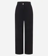 Pantalón wide de cintura baja color azul marino, confeccionado en crepé con doble traba en la cintura, cierre tradicional y frisos.