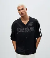 Camisa deportiva de estilo béisbol confeccionada en tejido mesh negro. Presenta cuello en V, cierre frontal con botones a presión, mangas cortas con franjas laterales blancas y bordado con la palabra Breaker y el número 96 en el frente.