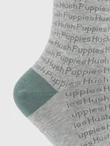 Media de largo medio color gris melange con estampado tipográfico de la marca en tono más oscuro. Presenta talón y puntera en color verde petróleo.