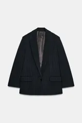 Blazer de corte sastre con estampado de raya diplomática, cuello con solapa de muesca, hombreras, cierre frontal de un botón y bolsillos delanteros con solapa.