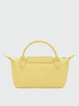 Cartera pouch tipo clutch de color bordó, con diseño minimalista, asa superior corta y cierre con solapa y broche a presión.