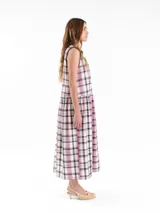 Vestido largo sin mangas, de corte amplio y relajado, con estampa a cuadros, escote redondo y falda fruncida. Cuenta con detalles de costura a contratono en las sisas y logo frontal.