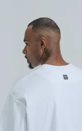 Remera de corte boxy con silueta amplia y recta, confeccionada en algodón premium. Presenta cuello redondo y mangas cortas con un calce relajado.