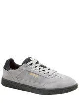 Championes Caterpillar modelo Pause Retro T-Toe, color gris. Confeccionados en cuero gamuzado, cuentan con suela de goma negra con textura hexagonal, cierre mediante cordones y logo de la marca en el lateral y la lengüeta.