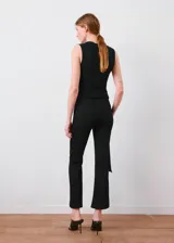 Jeans flare negros de tiro medio, confeccionados en denim elástico con diseño crop, trabillas para cinto, cinco bolsillos y cierre frontal con cremallera y botón.