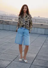 Camisa de corte recto con estampado animal print, cuello camisero, cierre frontal de botones y bolsillo de parche en el pecho. Cuenta con mangas largas con puños abotonados.