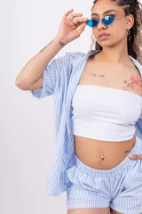 Short celeste a rayas verticales blancas, de lino con lycra y cintura elastizada.