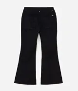 Pantalón de jean corte flare color negro, con cintura estructurada, bolsillos funcionales y recortes frontales con remaches brillantes.