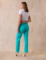 Pantalón celeste en gabardina elastizada marca Zac & Rachel. Pretina ancha con faja interna modeladora. Largo de pierna con costura frontal pespunteada. Trasera con bolsillos ojal simulados.