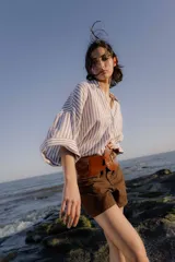 Faja de cuero marrón con bolsillo pequeño y hebilla metálica.