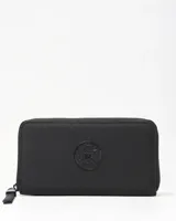 Billetera negra de símil cuero con cierre perimetral y parche circular con el logo de la marca en relieve en el centro.