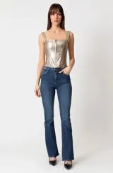 Pantalón de jean azul oscuro, corte bootcut, con tiro alto y tecnología stretch.