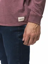 Remera de manga larga con cuello redondo, confeccionada en algodón, de corte clásico y diseño minimalista con detalle de etiqueta pequeña en el ruedo.