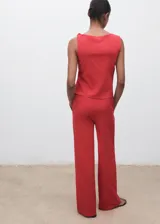 Pantalón rojo de tiro medio con diseño recto, cintura con goma elástica y cordón ajustable, y bolsillos laterales.