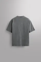 Camiseta de corte regular fit confeccionada en algodón, con cuello redondo y manga corta. Presenta un estampado frontal con el texto 'ATHLETICZ TRAINING CREW' con efecto desgastado.