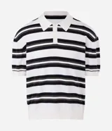 Remera boxy de punto listrado en blanco, negro y verde oliva, con cuello polo y abertura frontal con botones. Posee caída cómoda y textura suave.