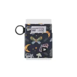 Billetera elástica de tejido resistente, color negro con estampado de mariposas, lunas, hongos y estrellas, con anilla lateral para llavero.