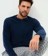 Camisa de pijama de plush color azul marino, de manga larga, con cuello redondo y cierre frontal parcial con tres botones.