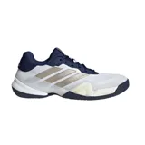 Championes Adidas Barricade 14 de color blanco con detalles en azul marino y las tres franjas laterales en tono dorado. Cuenta con tecnología Lightstrike Pro en la suela y una estructura de malla transpirable para mayor soporte y comodidad.