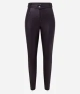 Pantalón skinny de cuero sintético color marrón oscuro, con cierre y botón en la cintura, bolsillos delanteros y traseros, y recortes en las rodillas.
