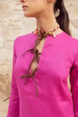 Vestido corto azul con escote en V y lazos marrones en mangas y escote.