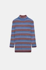 Jersey de punto con cuello subido y mangas tres cuartos, con diseño de rayas horizontales en tonos azules, bordó y beige.