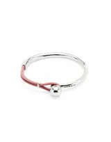 Pulsera semirígida plateada con detalle de cuero rosa y esfera plateada.
