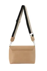 Bandolera de cuero sintético negro con solapa frontal y herrajes plateados. Incluye una correa ajustable y extraíble con diseño de rayas en tonos beige y negro.