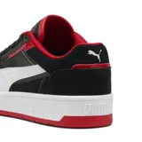 Championes Puma modelo Ferrari Court, de diseño urbano inspirado en el automovilismo. Presenta una combinación de colores negro, blanco y rojo, con el logo de Ferrari en la lengüeta y la icónica franja lateral de Puma en color blanco.