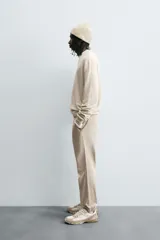 Pantalón tipo jogger de corte slim fit, confeccionado en tejido de algodón con elasticidad. Presenta cintura elástica ajustable con cordón, bolsillos frontales, bolsillos traseros de vivo y bajos con puños elásticos.