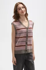 Chaleco de punto con escote en V y cierre frontal con botones. Presenta un diseño a rayas horizontales en tonos rosados, marrones y beige, con terminaciones acanaladas en el cuello, sisas y ruedo.