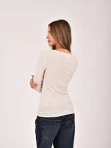Remera de manga larga en color beige melange, de corte ajustado y escote redondo amplio.