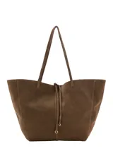 Bolso tipo shopper de gran tamaño confeccionado en piel bovina color verde oliva, con diseño minimalista, doble asa de hombro y cierre mediante cordón ajustable.