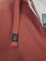 Buzo tipo hoodie con cierre frontal completo, capucha con cordones ajustables y bolsillos laterales. Confeccionado en tejido de algodón con textura jaspeada.