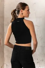 Pantalón de jeans negro de corte recto con terminación desflecada.