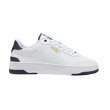 Championes Puma modelo CA Match, de diseño urbano y deportivo. Presentan una base blanca con detalles en azul marino en el talón y la suela, y el logo de la marca en color dorado en el lateral.