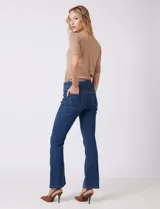 Jegging de tiro medio-alto con cintura elástica, bolsillos delanteros simulados y bolsillos traseros aplicados. Presenta un corte entallado con terminación bootcut.